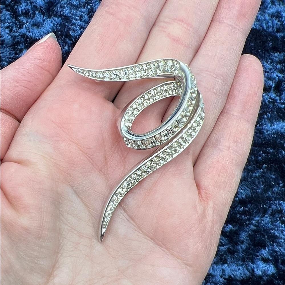 VINTAGE Brooch • Clear Rhinestones • Silvertone • Swirl Ribbon Designer